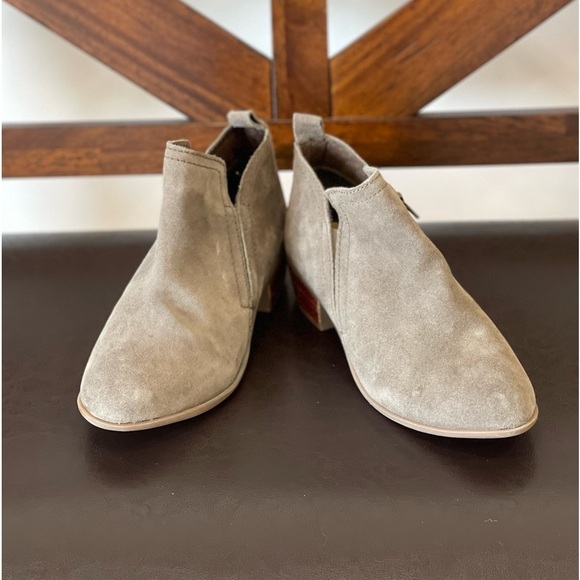 Diba Layla taupe suede bootie zippered side pull on women’s 8.5 - Picture 3 of 17